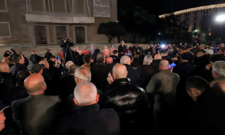 VIDEO-SYRI TV/ Foltorja e 3-të e PD para kryeministrisë, manekinë me veshje burgu para qeverisë