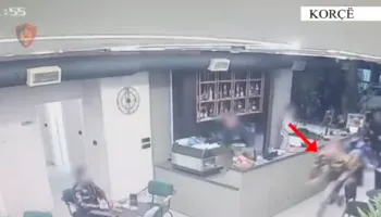 VIDEO/ Tentoi t’i ikte policisë nga lokali, kapet 31-vjeçari me armë pa leje në Korçë