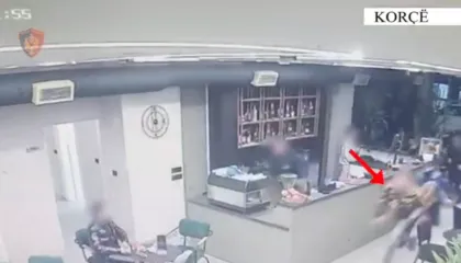 VIDEO/ Tentoi t’i ikte policisë nga lokali, kapet 31-vjeçari me armë pa leje në Korçë