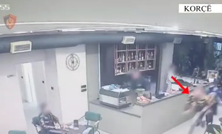 VIDEO/ Tentoi t’i ikte policisë nga lokali, kapet 31-vjeçari me armë pa leje në Korçë