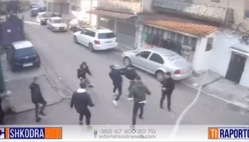 VIDEO – Tjetër përplasje fizike masive mes të rinjve në Shkodër, kamerat e sigurisë zbulojnë ngjarje…