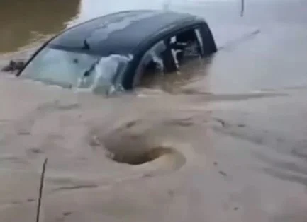 VIDEO/ Tragjike, stuhia  spirale tërheq makinën, momenti kur shpëtohen 3 persona