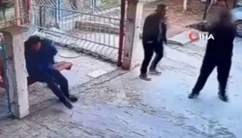 VIDEO/ Tronditëse në Turqi, nxënësi plagos me armë drejtorin e shkollës pse e kritikoi! Arsimtari në gjendje të rëndë..