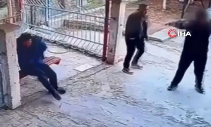 VIDEO/ Tronditëse në Turqi, nxënësi plagos me armë drejtorin e shkollës pse e kritikoi! Arsimtari në gjendje të rëndë..