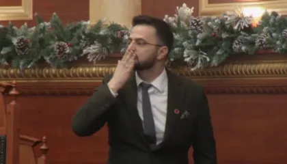 Video/ U betua Avokat i Popullit mes kaosit në Kuvend, Endrit Shabani dërgon puthje me dy gishta lart opozitës