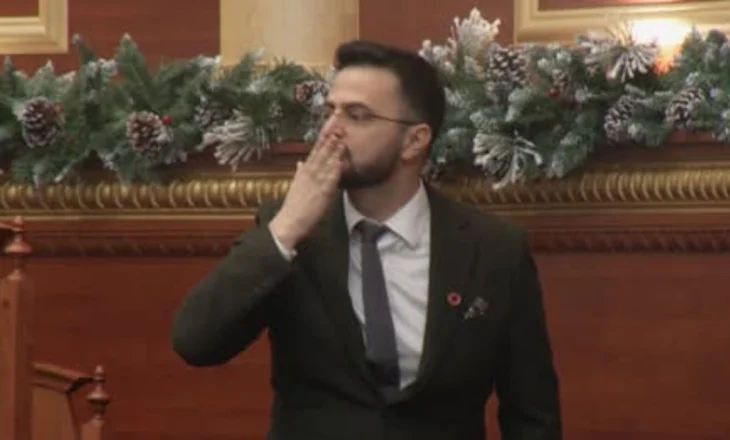 Video/ U betua Avokat i Popullit mes kaosit në Kuvend, Endrit Shabani dërgon puthje me dy gishta lart opozitës