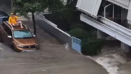 VIDEO/ Uji merr përpara gjithçka dhe shkakton panik, përmbytje katastrofike në Greqi! Thellësia arrin…