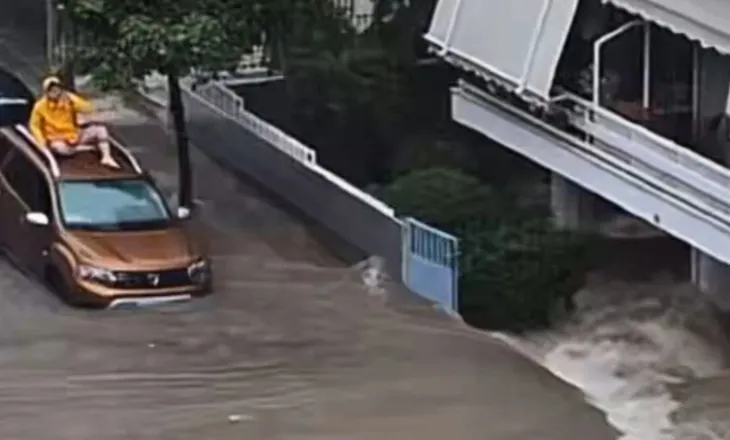 VIDEO/ Uji merr përpara gjithçka dhe shkakton panik, përmbytje katastrofike në Greqi! Thellësia arrin…