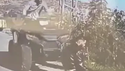 VIDEO / Ushtari izraelit përplas palestinezin teksa po falej