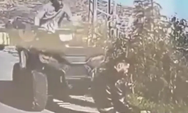 VIDEO/ Ushtari izraelit përplas palestinezin teksa po falej