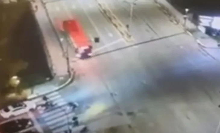 VIDEO / Zbardhet aksidenti i autobusit të Unazës, të plagosur drejtuesja e biçikletës dhe tre pasagjerë