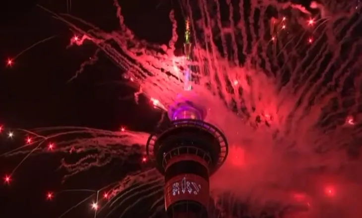 Video/ Zelanda e Re mirëpret Vitin e Ri 2026, spektakël fishekzjarrësh në sheshet e vendit