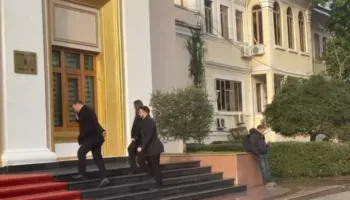 Videolajm/ Betohet sot si Avokat i Popullit, Endrit Shabani mbërrin në Kuvend