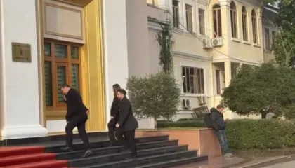 Videolajm/ Betohet sot si Avokat i Popullit, Endrit Shabani mbërrin në Kuvend