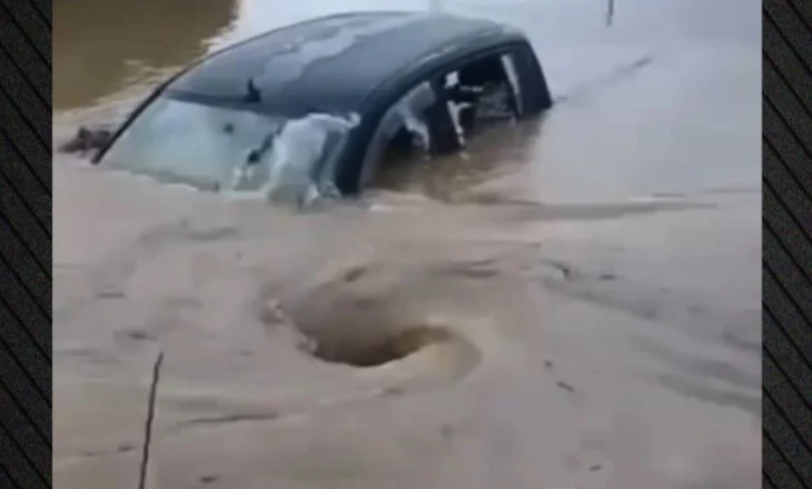 VIDEOT-Stuhia në Greqi, ja skenat dramatike/ Rryma tërheq makinën, momenti kur familja shpëtohet nga mbytja