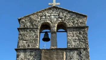 Vidhet këmbana 250-vjeçare e Manastirit të Shën Gjergjit në Sarandë