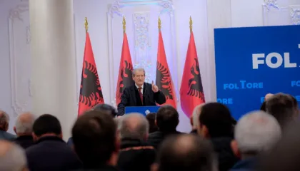 “Vija e kuqe” e foltoreve blu/ Pas akuzave për Salianjin, Berisha del në foltore me Arjan Ndojën