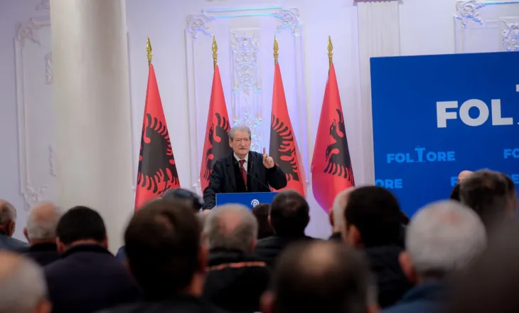 “Vija e kuqe” e foltoreve blu/ Pas akuzave për Salianjin, Berisha del në foltore me Arjan Ndojën