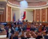 Vijojnë përplasjet dhe shtyrjet në Kuvend/ Albana Vokshi ndez flakadanë, Garda i’a merr nga dora