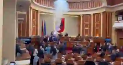 Vijojnë përplasjet dhe shtyrjet në Kuvend/ Albana Vokshi ndez flakadanë, Garda i’a merr nga dora