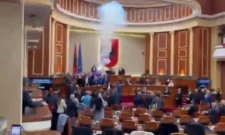 Vijojnë përplasjet dhe shtyrjet në Kuvend/ Albana Vokshi ndez flakadanë, Garda i’a merr nga dora