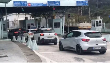 Vijon fluksi në pikën kufitare Shqipëri- Greqi/ Policia kufitare: Protesta vijon, për këtë periudhë nuk do të ketë..