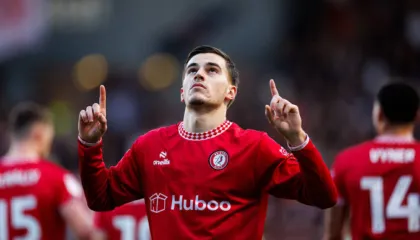 Vijon shkëlqimin në Angli, Mehmeti sheh lart, Silvinjo vështron ‘poshtë’