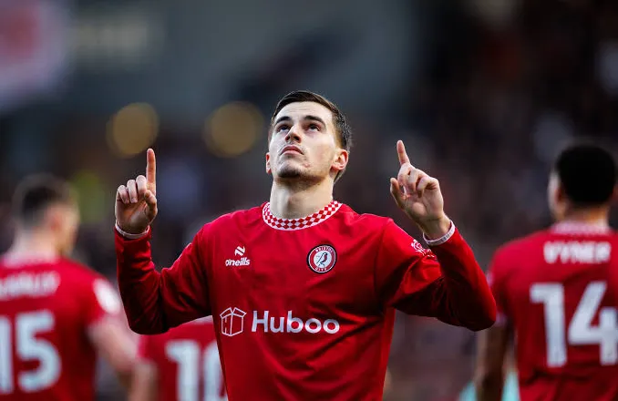 Vijon shkëlqimin në Angli, Mehmeti sheh lart, Silvinjo vështron ‘poshtë’