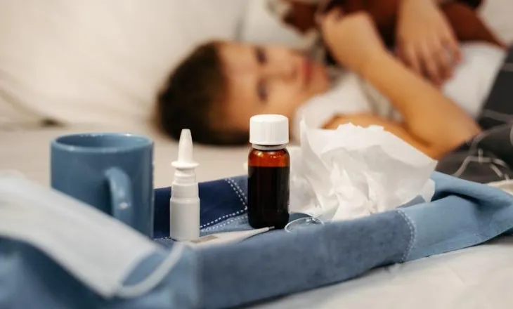 Virozat me temperaturë dhe kollë/ Mjekët: Shenjat tek fëmijët kur duhet të kërkoni menjëherë trajtim