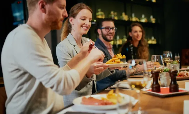 Viti i Ri jashtë shtëpisë, nga 8 mijë lekë në Tiranë deri në 300 euro në resorte