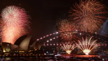 Viti i Ri mbërrin në Australi, spektakël i jashtëzakonshëm fishekzjarrësh në Sydney (VIDEO)