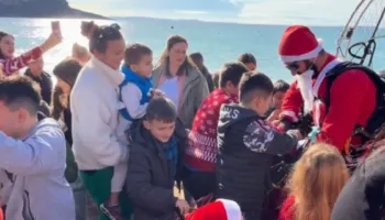 Vitin e kaluar nga uji, këtë vit nga ajri, Babagjyshi surprizon fëmijët në shëtitoren e Himarës