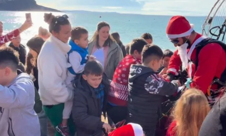 Vitin e kaluar nga uji, këtë vit nga ajri, Babagjyshi surprizon fëmijët në shëtitoren e Himarës