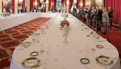 Vjedhja në Pallatin Elysee, sendet prej porcelani dhe argjendi me vlerë deri në 40 mijë euro përfundojnë për shitje në faqe online! 3 bien në pranga