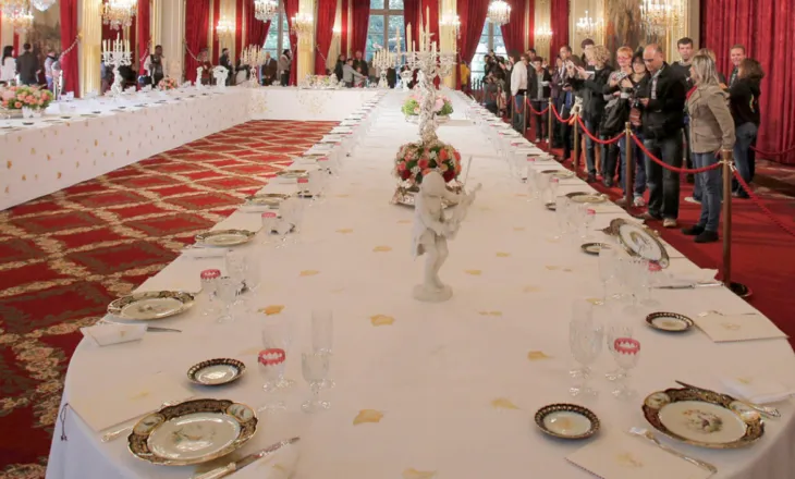 Vjedhja në Pallatin Elysee, sendet prej porcelani dhe argjendi me vlerë deri në 40 mijë euro përfundojnë për shitje në faqe online! 3 bien në pranga