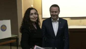 Vjosa Osmani hedh votën: Shpresoj të ketë zgjedhje të qeta dhe të rregullta