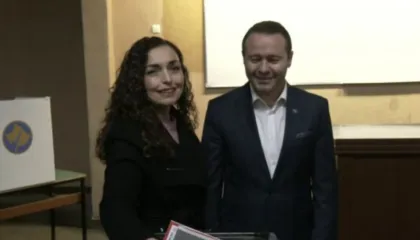 Vjosa Osmani hedh votën: Shpresoj të ketë zgjedhje të qeta dhe të rregullta
