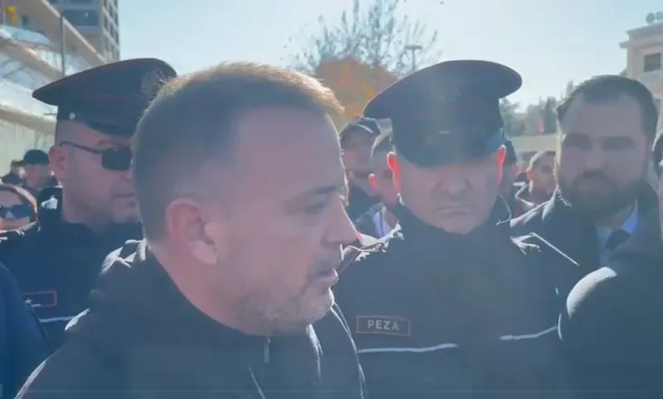 Vlora 4 ditë pa ujë/ “O vllai do më dëgjosh”, kreu i AKUK shkon te protestuesit: Do ta zgjidhim, sot në mesnatë nis furnizimi