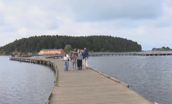 Vlora e mbushur me turistë edhe në dimër: Na pëlqen shumë arkitektura dhe historia e këtij vendi