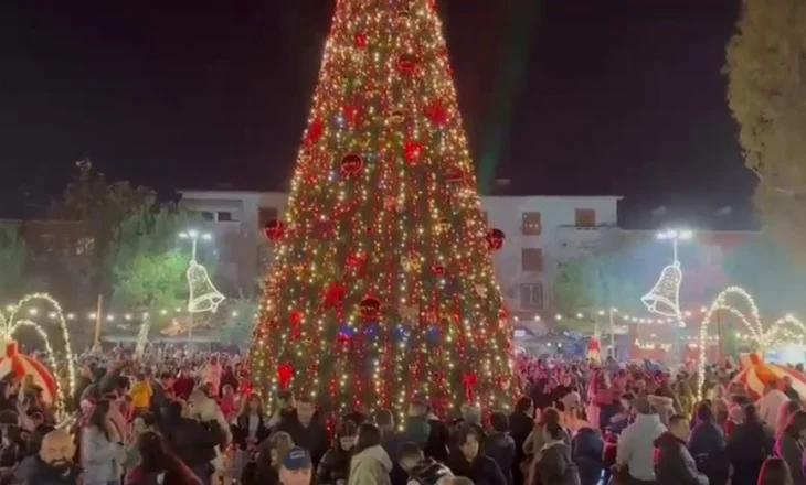 Vlora ndez dritat e pemës së festave të fundvitit, kryetarja e re e bashkisë iu bashkohet festimeve