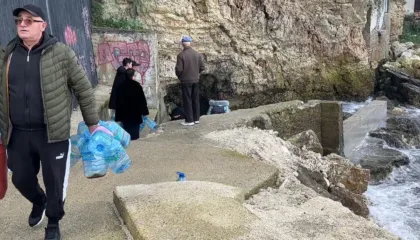 ‘Vlora në mesjetë’! DITA 4 pa ujë- Gomina montohet gabim, inxhinierët çmontojnë sërish, vlonjatët presin ‘parashikimin’ për sot