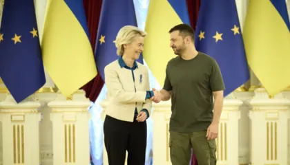 Von der Leyen videotelefonatë me Zelenskyn: Mbështesim përpjekjet për paqe të drejtë