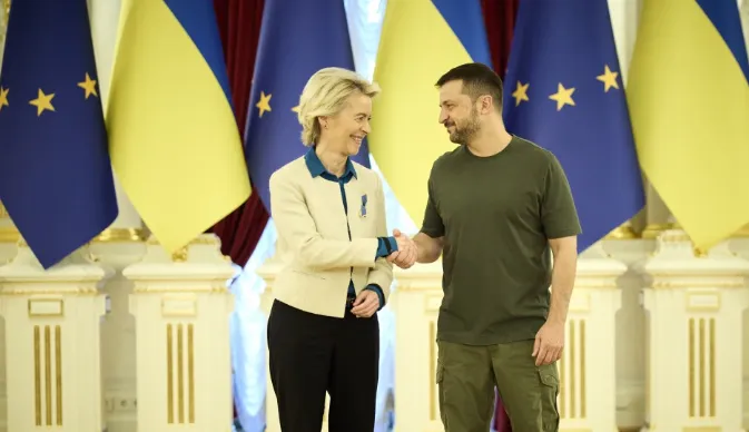 Von der Leyen videotelefonatë me Zelenskyn: Mbështesim përpjekjet për paqe të drejtë