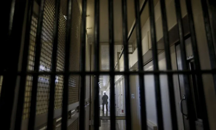 Vrasës dhe përdhunues, lirohen gabimisht 300 kriminelë në Angli. Mediat: Kaos në menaxhimin e burgjeve