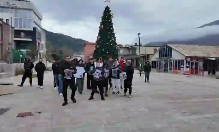 Vrasja e 15-vjeçarit Erjon Boba, bashkëmoshatarët protestë solidariteti në Bulqizë