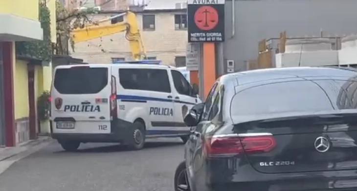 Vrasja e Edmond Hykës/ Elbasan, mbërrin në gjykatë Nevzat Spaho, pritet masa e sigurisë