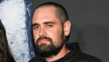 Vrau në mënyrë makabre prindërit e tij, del për herë të parë para gjyqit djali i regjisorit të famshëm të Hollywood-it