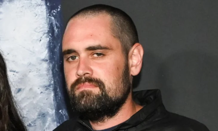 Vrau në mënyrë makabre prindërit e tij, del për herë të parë para gjyqit djali i regjisorit të famshëm të Hollywood-it