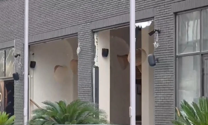 Xhama të thyera dhe karrige të shkatërruara, dy persona të plagosur nga shpërthimi i bombolës së gazit tek “Delijorgji”