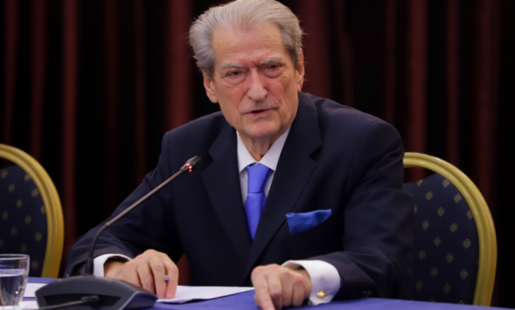 Zarf me 1000 euro dhe mesazh ‘mos voto’/ Berisha tregon si u kërcënuan qytetarët më 11 maj